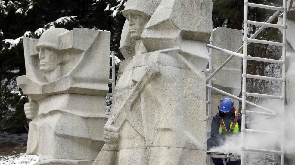 Nedmonteringen av monumentet består av sex skulpturer av sovjetiska soldater har påbörjats.