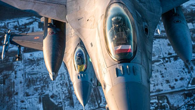 Ett polskt stridsflygplan av typen F-16 som ingår i Natostyrkorna på plats i Litauen.