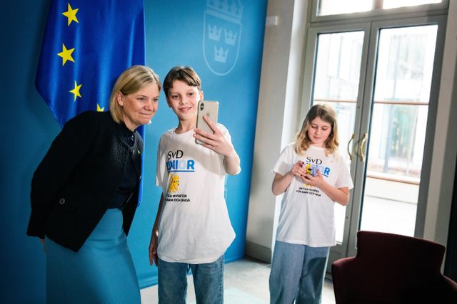 William och Doris passar på att ta en selfie med statsministern. ”Jag är jätteintresserad av politik”, berättar William när Magdalena Andersson frågar om hans intressen.