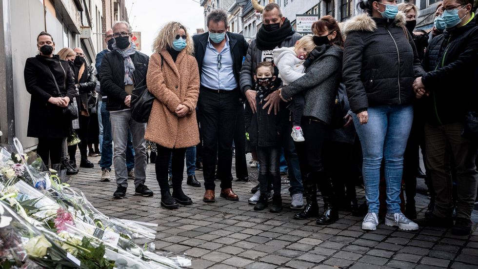 Människor samlades i Belgien i november 2020 för att sörja Alysson, som tog sitt liv.