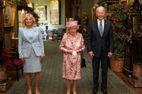 Storbritanniens drottning Elizabeth, i mitten, tillsammans i Windsor Castle med det amerikanska presidentparet Joe och Jill Bilden.