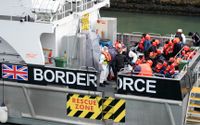 Brittisk gränspolis i insats mot misstänkta illegala migranter. Arkivbild.