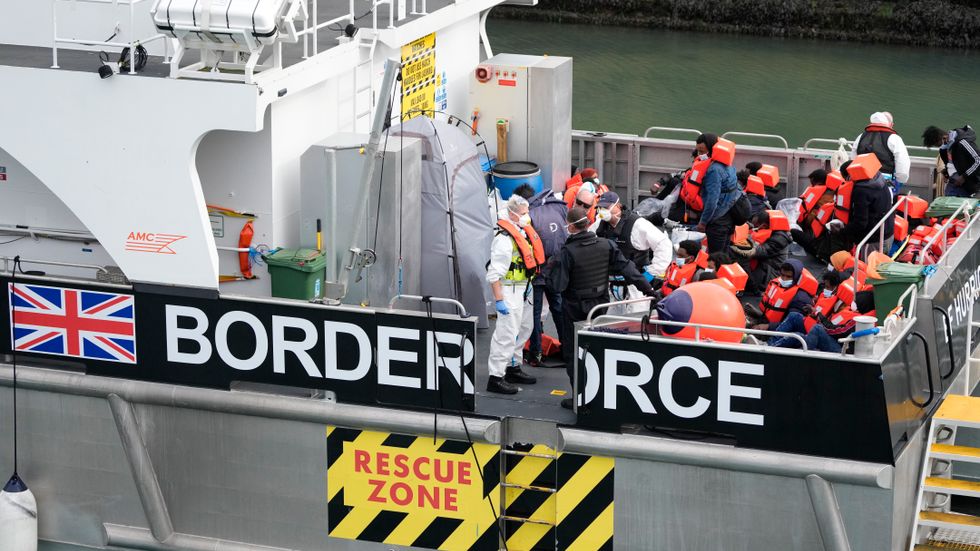 Brittisk gränspolis i insats mot misstänkta illegala migranter. Arkivbild.