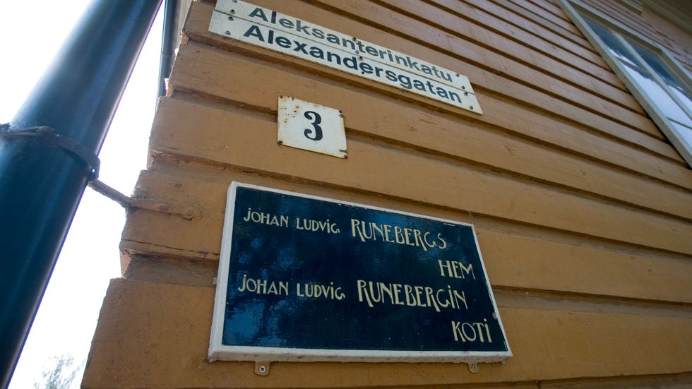 Den finländske nationalskalden Johan Ludvig Runebergs  bostad i Borgå med skyltar både på svenska och finska.