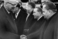 November 1961. Sovjets ambassadör i Helsingfors A S Zakharov hälsar på Finlands president Uhro Kekkonen i Novosibirsk.