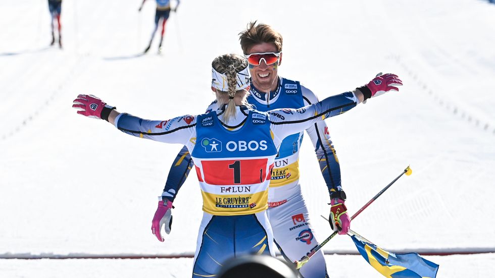 Calle Halfvarsson och Jonna Sundling jublar över segern i mixedstafetten i världscupen i Falun i vintras. Arkivbild.