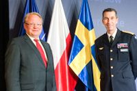 De låter sig inte luras; försvarsminister Hultqvist och ÖB Bydén på Natos toppmöte i Warszawa i somras.