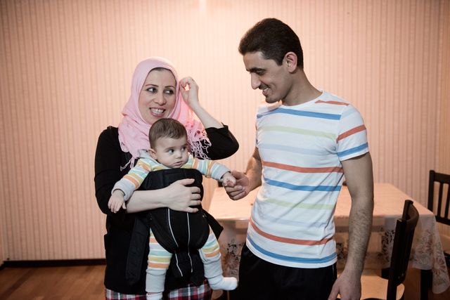 Familjen Swirakly hemma i lägenheten i Borås. Tarek är i Sverige med frun Abeer och treårige sonen Ziad. Deras dotter Laean dog i vågorna sedan Gula båtarna larmats för sent. De fick en ny dotter i oktober 2016 som döptes till Malin efter SvD:s Malin Hoelstad som var med och försökte livrädda Laean på räddningsbåten i Medelhavet.