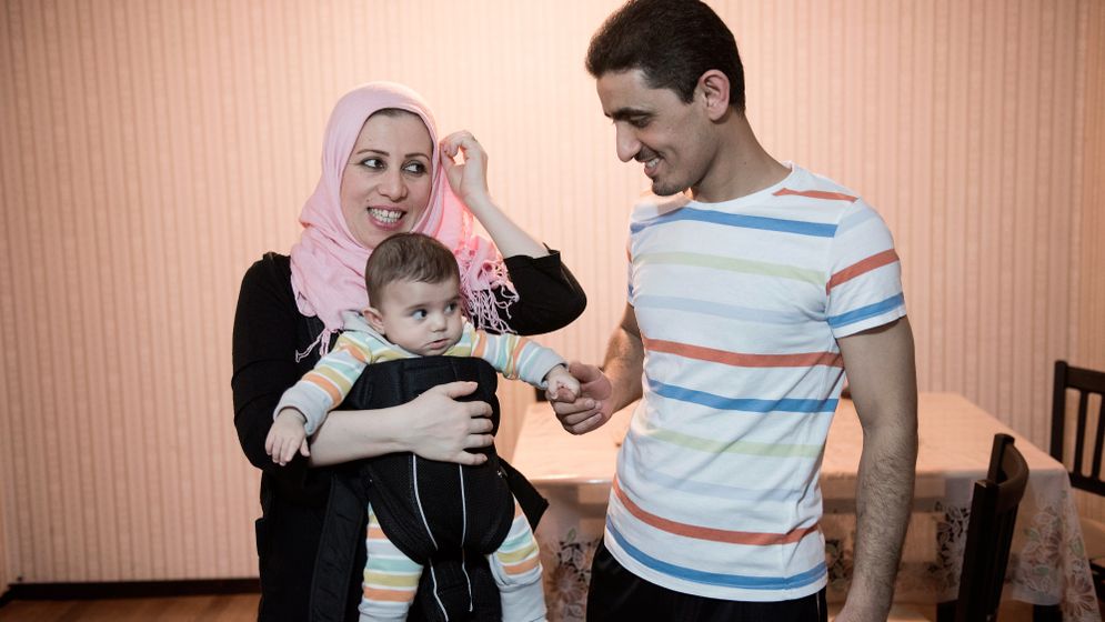 Familjen Swirakly hemma i lägenheten i Borås. Tarek är i Sverige med frun Abeer och treårige sonen Ziad. Deras dotter Laean dog i vågorna sedan Gula båtarna larmats för sent. De fick en ny dotter i oktober 2016 som döptes till Malin efter SvD:s Malin Hoelstad som var med och försökte livrädda Laean på räddningsbåten i Medelhavet.