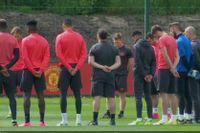 United-spelarna hyllar offren med en tyst minut