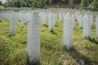 Begravningsplatsen i Potocari stax utanför Srebrenica. Hit har över 6000 flyttats, av dem som mördades och sedan återfanns i massgravar på olika platser.