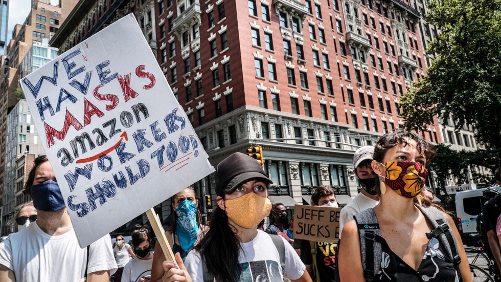 Protester mot Amazon-ägaren Jeff Bezos i New York. 
