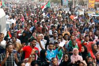 I sudanesiska huvudstaden Khartum demonstrerade tusentals mot måndagens dödsskjutningar. I närliggande Omdurman sköts fyra personer ihjäl under en parallell demonstration.