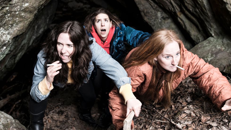 Amanda Apetrea, Nadja Hjorton och Lisen Rosell spelar i Turteaterns uppsättning av "Grottbjörnens folk". Pressbild.