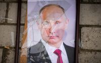 Ett sönderslaget porträtt av Vladimir Putin i Cherson efter den ryska reträtten tidigare i november.