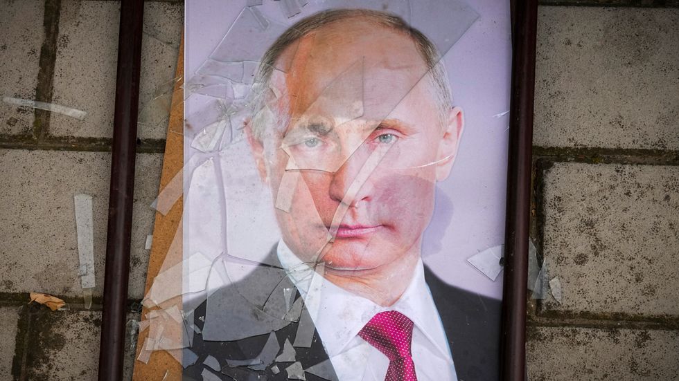 Ett sönderslaget porträtt av Vladimir Putin i Cherson efter den ryska reträtten tidigare i november.