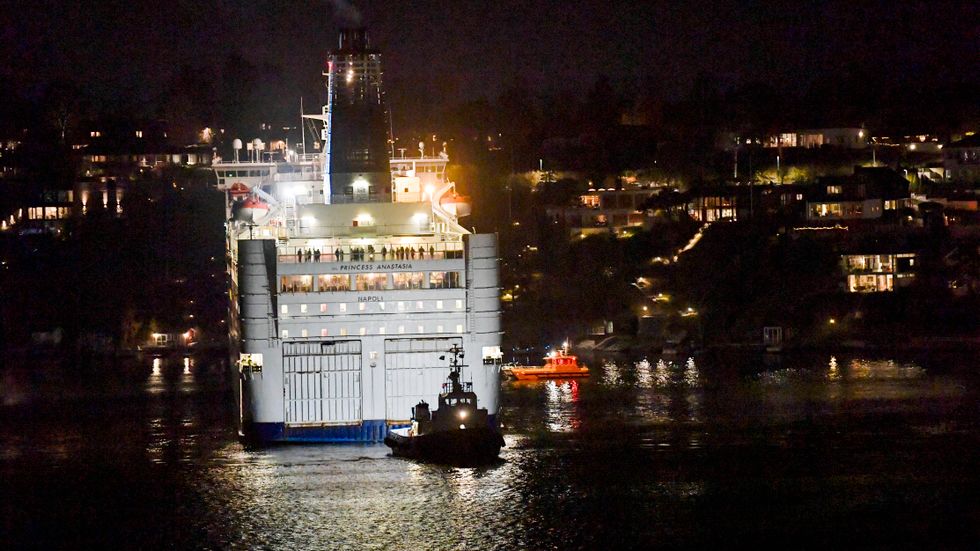 Passagerarfärjan Princess Anastasia har gått på grund utanför Lidingö efter att ha kommit ur kurs.