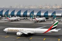 Emirates drar ned på flygningarna till USA efter att de skärpta säkerhetsreglerna minskat efterfrågan.