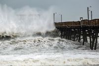 Kraftiga vågor slår in över en pir i Atlantic Beach i North Carolina.