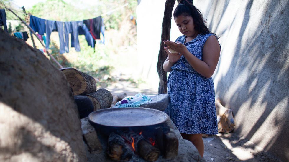 13-åriga Emily i Guatemala trodde att mamman skulle dö i covid.
