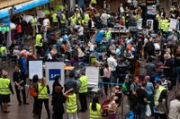Sittande kö till SAS biljettombokning i terminal 5 på Arlanda på måndagseftermiddagen. Förhandlingarna mellan pilotfacket och arbetsgivaren strandade i natt och strejken bland SAS piloter fortsätter. På måndagen är 230 flyg inställda och omkring 27 000 resenärer drabbas.