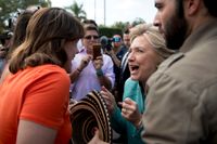 Hillary Clinton träffar väljare i Florida under lördagen.