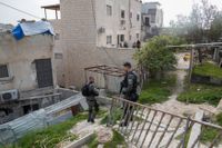 Israelisk säkerhetspersonal bevakar en palestinsk gärningsmans familjehem i östra Jerusalem.