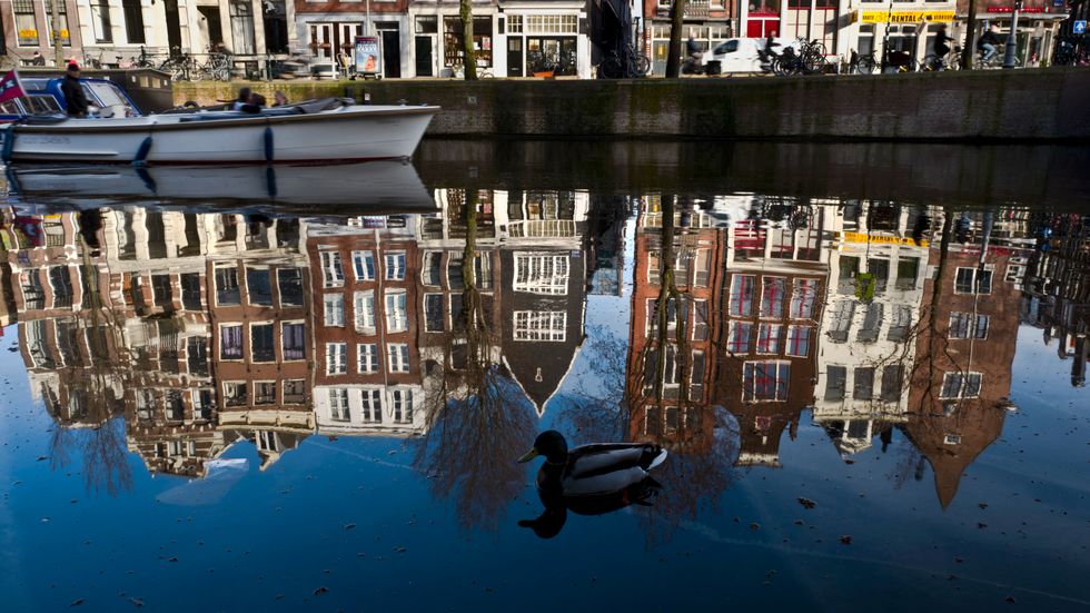 En av Amsterdams många kanaler. Arkivbild.