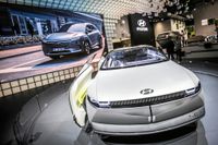 På bilmässan i Frankfurt i september visade Hyundai upp konceptbilen 45. Den är eldriven och ska bland annat visa hur en självkörande bil kan fungera.