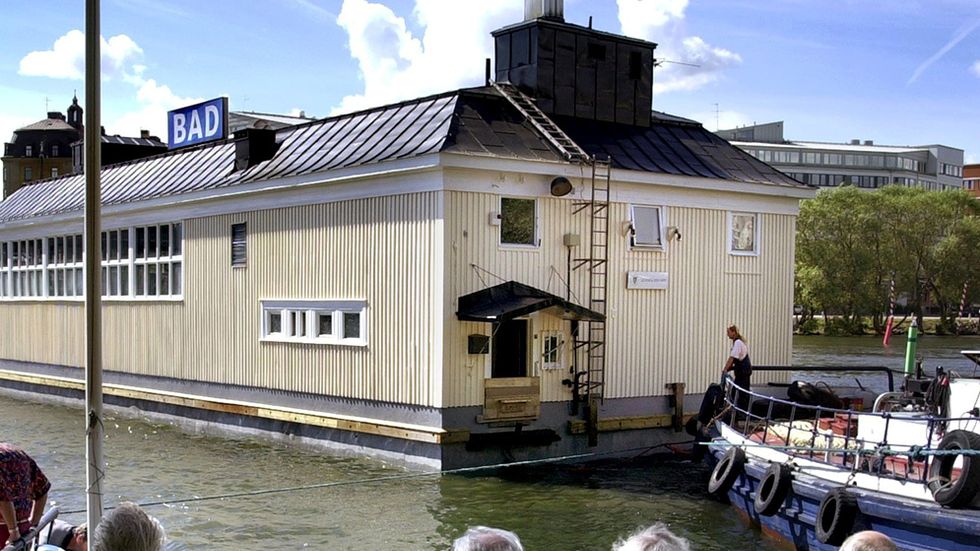 Det anrika Liljeholmsbadet. Här 2001 när det bogserades hem till sin plats vid Årstaviken efter att ha varit på renovering på Galärvarvet på Djurgården en längre tid.