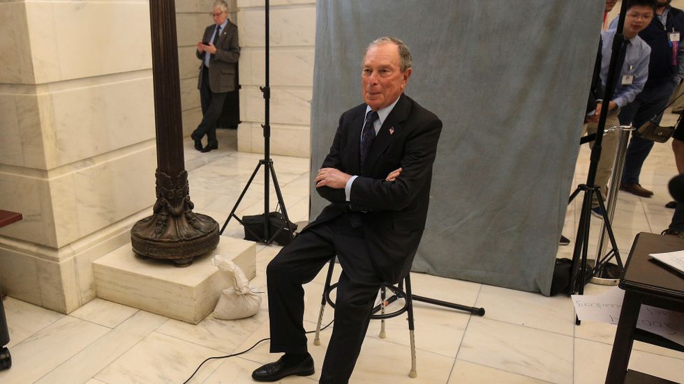 Michael Bloomberg såg en möjlighet öppna sig i primärvalet, enligt den svenske professorn Dag Blanck. Här poserar Bloomberg för foto i samband med att han registrerade sig för valet i Arkansas den 12 november.