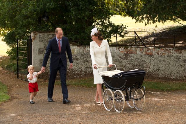 Prins William och hertiginnan Kate på väg till kyrkan på Sandringhams ägor när dottern Charlotte döptes förra året.