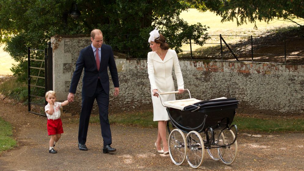 Prins William och hertiginnan Kate på väg till kyrkan på Sandringhams ägor när dottern Charlotte döptes förra året.