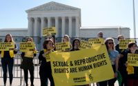 Aborträttsaktivister utanför USA:s högsta domstol.