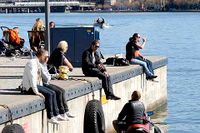 Det var 14 grader varmt i Stockholm på söndagseftermiddagen. Längs med Stockholms kajer flockades folk i solen.