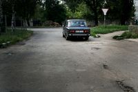 I en bil packad med livets nödvändigheter flyr sex personer från krigets Marinka i Donetsk.