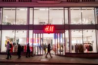 Besked om butiksstängningar i europeiska länder och stora försäljningsras i Kina till följd av coronaviruset sänker H&M-aktien. Arkivbild