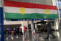 En kurdisk flagga på den internationella flygplatsen i Arbil.