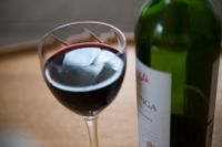 Det finns positiva effekter med en mindre mängd rött vin, sett till flera av våra folksjukdomar, skriver artikelförfattaren. 