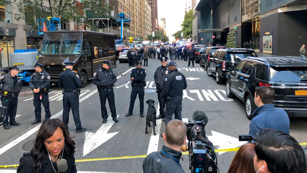 Poliser på vakt utanför Time Warner Center under onsdagen, då CNN:s redaktion evakuerades på grund av den bombförsändelse som skickats till tv-kanalen.