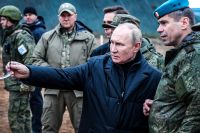 Vladimir Putin besöker ryska soldater under en övning.