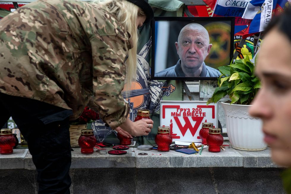 I närheten av Röda torget i Moskva står fortfarande ett improviserat minnesmärke till Jevgenij Prigozjins ära.