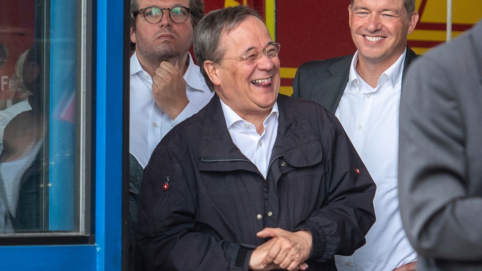Armin Laschet (i mitten), ministerpresident i Nordrhein-Westfalen och partiledare för kristdemokratiska CDU, har fått kritik sedan han skrattat under en presskonferens i helgen. Arkivbild.