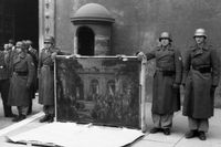 Tyska soldater visar upp en konfiskerad tavla i Rom.