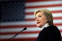 Hillary Clinton förordar, i likhet med ledande republikaner, en kraftfull utrikes- och säkerhetspolitik.