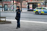Polis på plats vid ett busstorg i Sollentuna centrum där en man sköts på torsdagen.