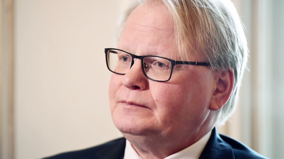 Försvarsminister Peter Hultqvist (S) leder överläggningarna om försvaret med riksdagspartierna i dag. Arkivbild.