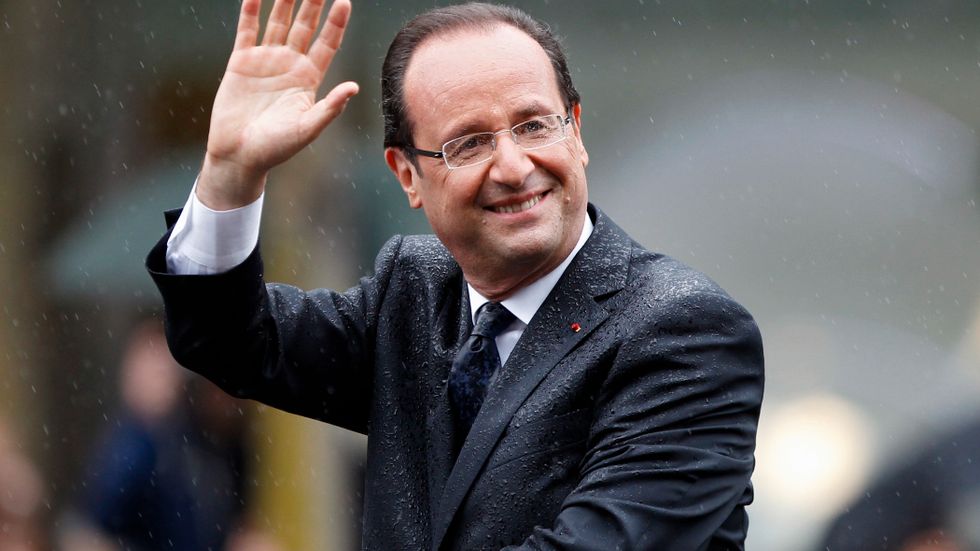 François Hollande hade vädrets makter mot sig redan i början av sina fem år som president. Bild från Champs-Élysées i samband med maktskiftet den 15 maj 2012.
