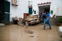 Kraftiga regnfall har lett till jordskred på ön Ischia i Italien. Minst en person har dött och flera saknas, enligt myndigheterna.