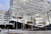 Vem blir lycklig av överdramatiserade diagonaler? Swedbanks huvudkontor i Sundbyberg. 